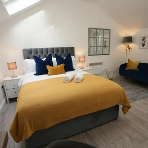 Cosy & Quiet - King Bed, Central, Smart Tv Apartment