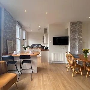 Diamond 2br Apartment-central-parking-walk To City & Train Station Apartment